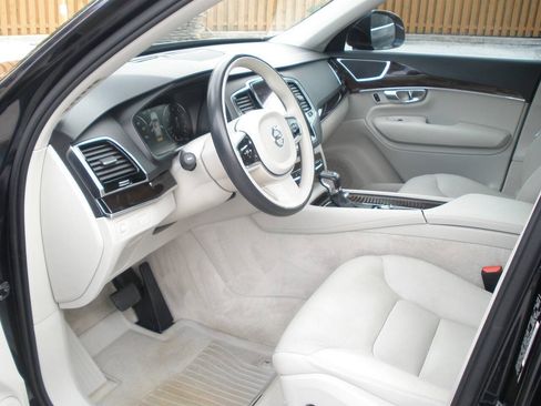 Used 2016 Volvo XC90 T6 Momentum w/ Momentum Plus Package AWD/4WD image 26