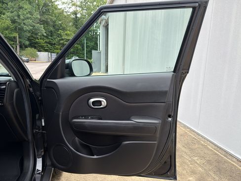 Used 2017 Kia Soul FWD image 19