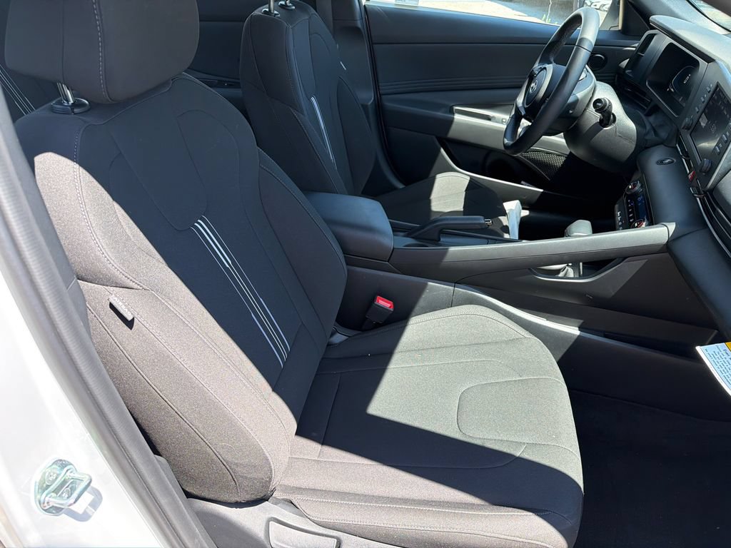 Certified 2025 Hyundai Elantra Sport FWD image 13