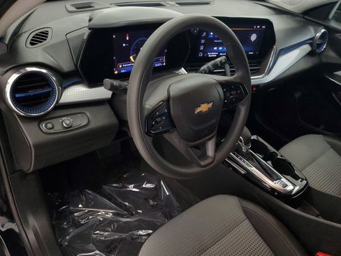 Used 2025 Chevrolet Trax LT FWD image 11