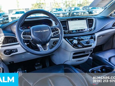 Used 2023 Chrysler Pacifica Touring-L image 29