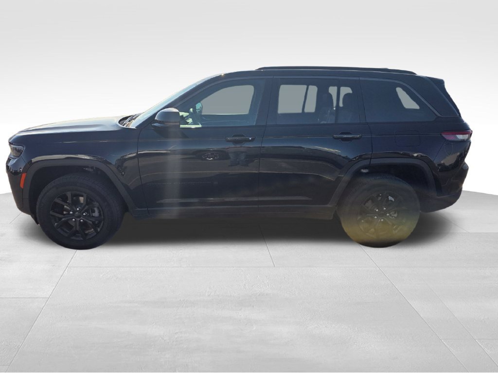 Used 2026 Jeep Grand Cherokee Altitude AWD/4WD image 12