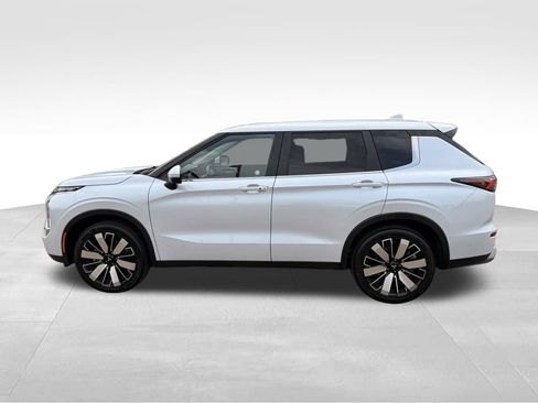 Used 2025 Mitsubishi Outlander SE FWD image 3