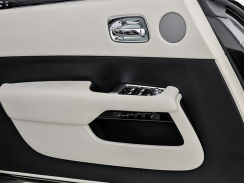 Used 2019 Rolls-Royce Wraith image 18