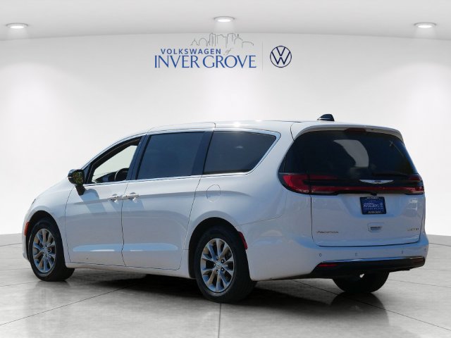 Used 2026 Chrysler Pacifica Limited FWD image 5