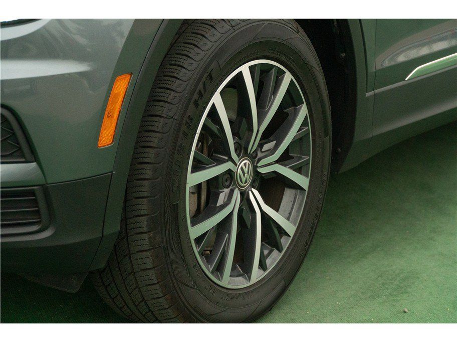 Used 2020 Volkswagen Tiguan SE w/ Panoramic Sunroof Package FWD image 31