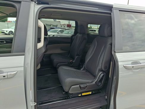 New 2027 Kia Carnival LX FWD image 9