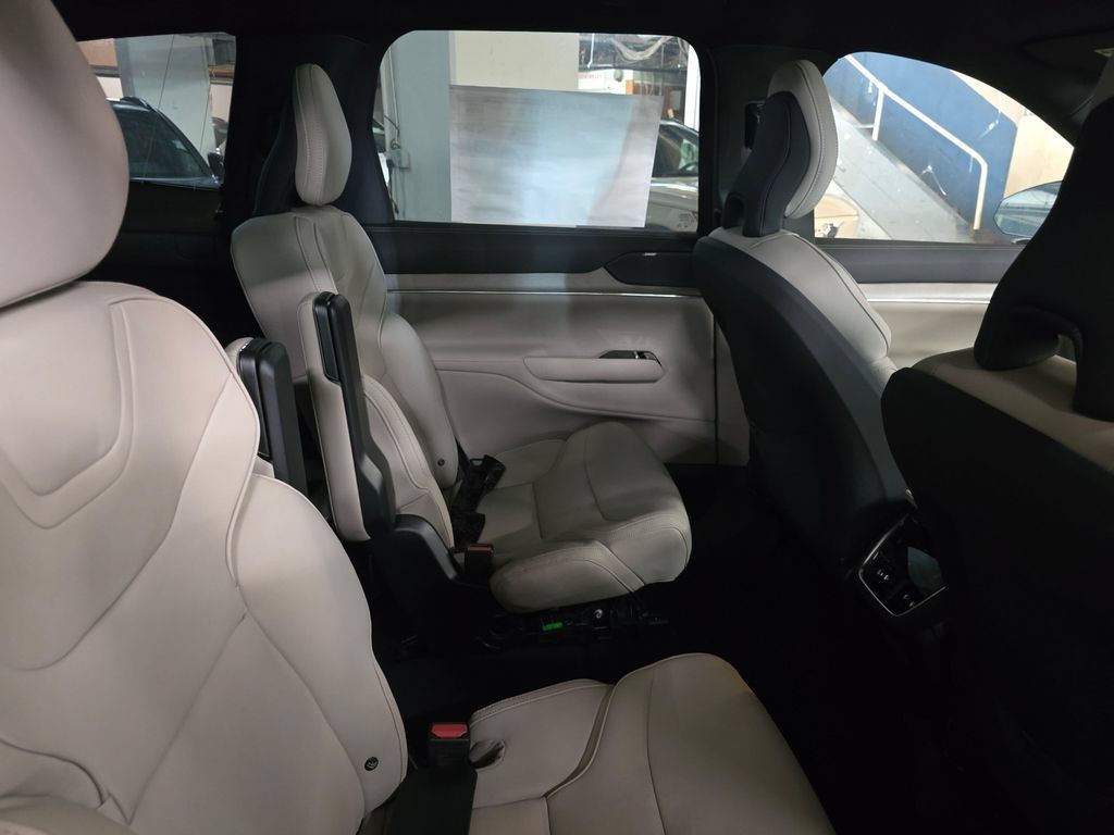 Used 2025 Volvo EX90 Ultra AWD/4WD image 12