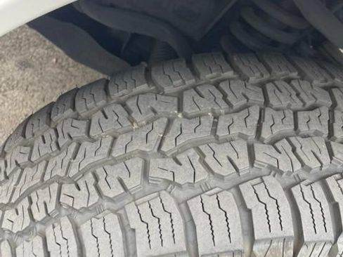 Used 2019 Toyota Tacoma SR5 AWD/4WD image 9