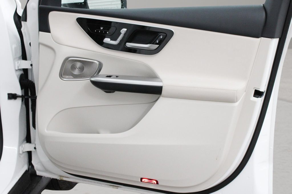 Used 2025 Mercedes-Benz GLC 300 image 23