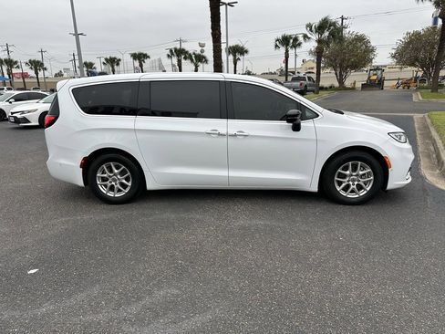 Used 2024 Chrysler Pacifica Touring-L w/ Uconnect Theater Family Group image 7