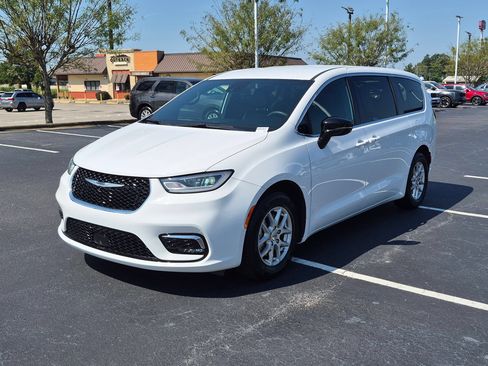 Used 2025 Chrysler Pacifica Select FWD image 7