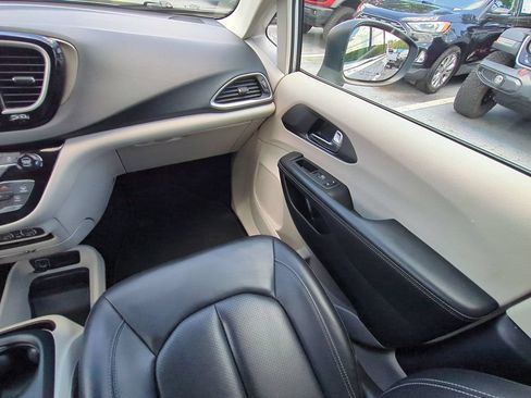Used 2023 Chrysler Pacifica Touring-L FWD image 19