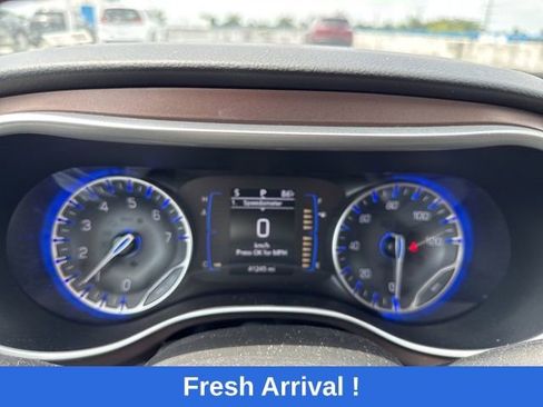 Used 2023 Chrysler Voyager LX FWD image 5