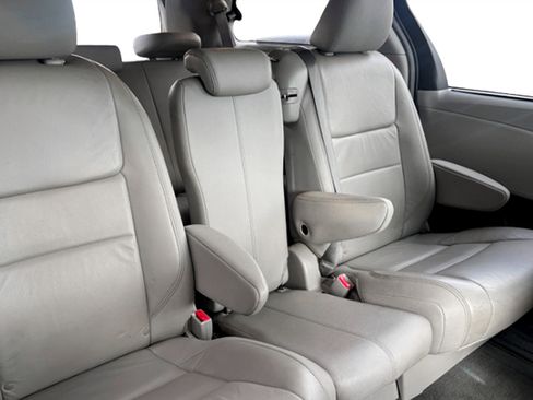 Used 2016 Toyota Sienna XLE image 11