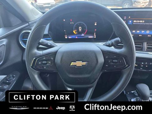Used 2025 Chevrolet Trax LT FWD image 21
