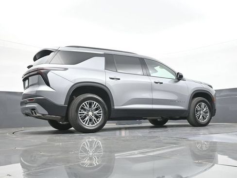Used 2025 Chevrolet Traverse LT w/ Driver Confidence Package FWD image 46