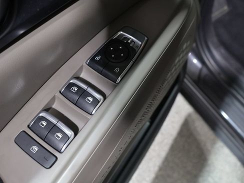 Used 2025 Kia Carnival FWD image 14