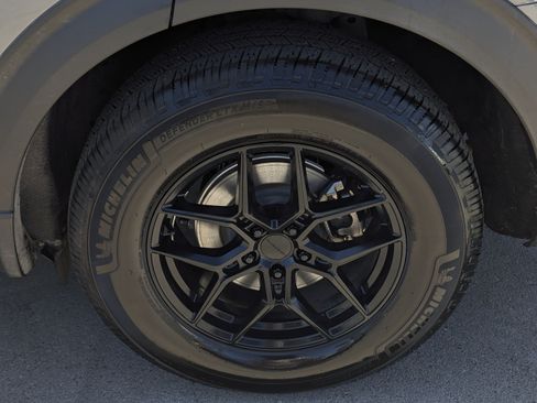 Used 2023 Ford Explorer Platinum w/ Technology Package AWD/4WD image 7