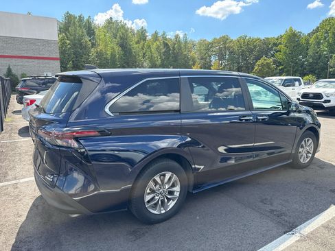 Used 2024 Toyota Sienna XLE AWD/4WD image 3