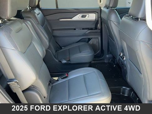 Used 2025 Ford Explorer Active w/ Active Comfort Package image 18