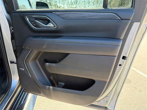 Used 2023 GMC Yukon XL SLT image 16