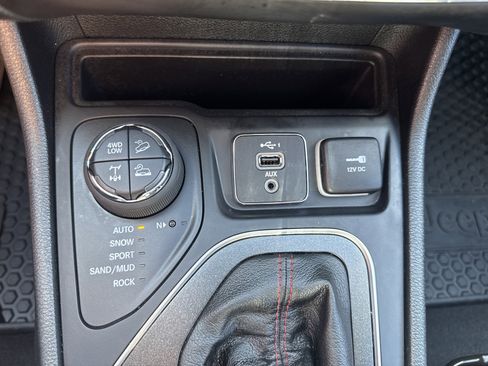 Used 2022 Jeep Cherokee Trailhawk w/ Trailer Tow Group AWD/4WD image 27