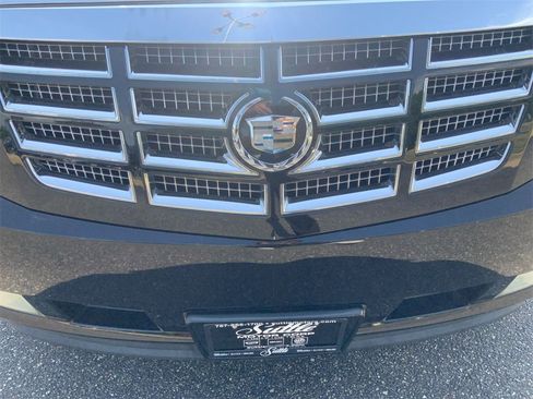 Used 2011 Cadillac Escalade 4D Sport Utility w/ Touring Package image 31