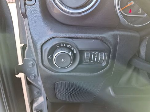 Used 2020 Jeep Wrangler Unlimited Sahara image 31