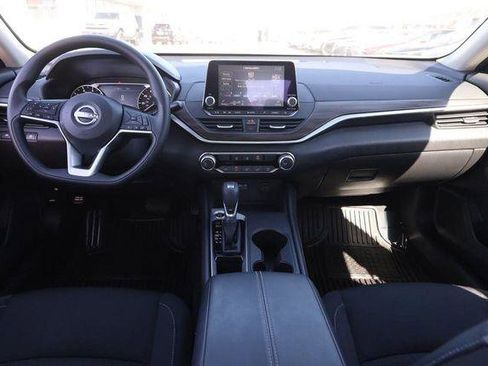 Used 2025 Nissan Altima 2.5 SV image 19