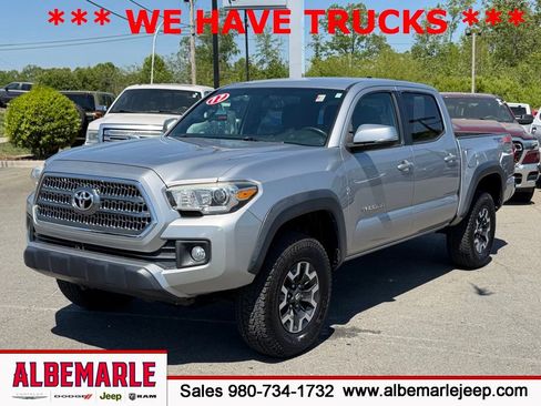 Used 2017 Toyota Tacoma TRD Off-Road w/ Tow Package (A/T) AWD/4WD image 8