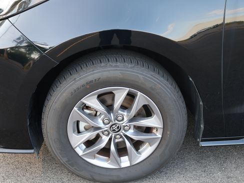 Used 2025 Toyota Sienna XLE FWD image 10