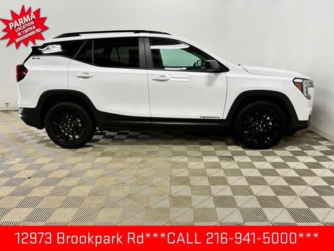 Used 2023 GMC Terrain SLE w/ Driver Convenience Package FWD image 4