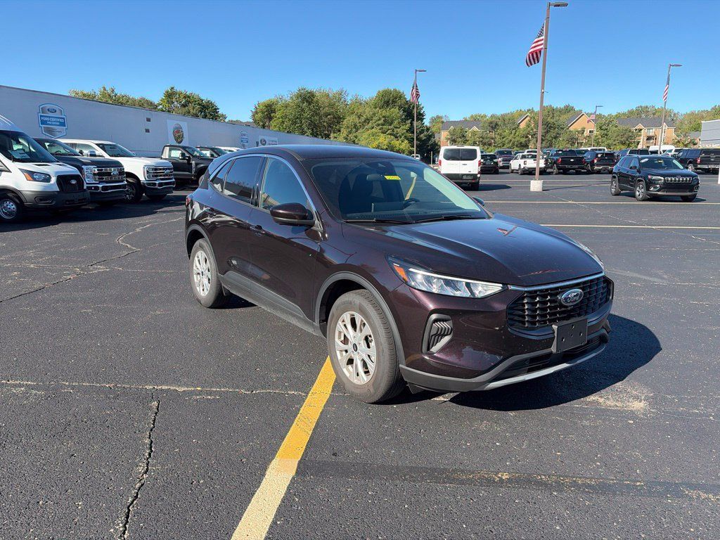 Used 2023 Ford Escape Active w/ Tech Pack #2 AWD/4WD image 3