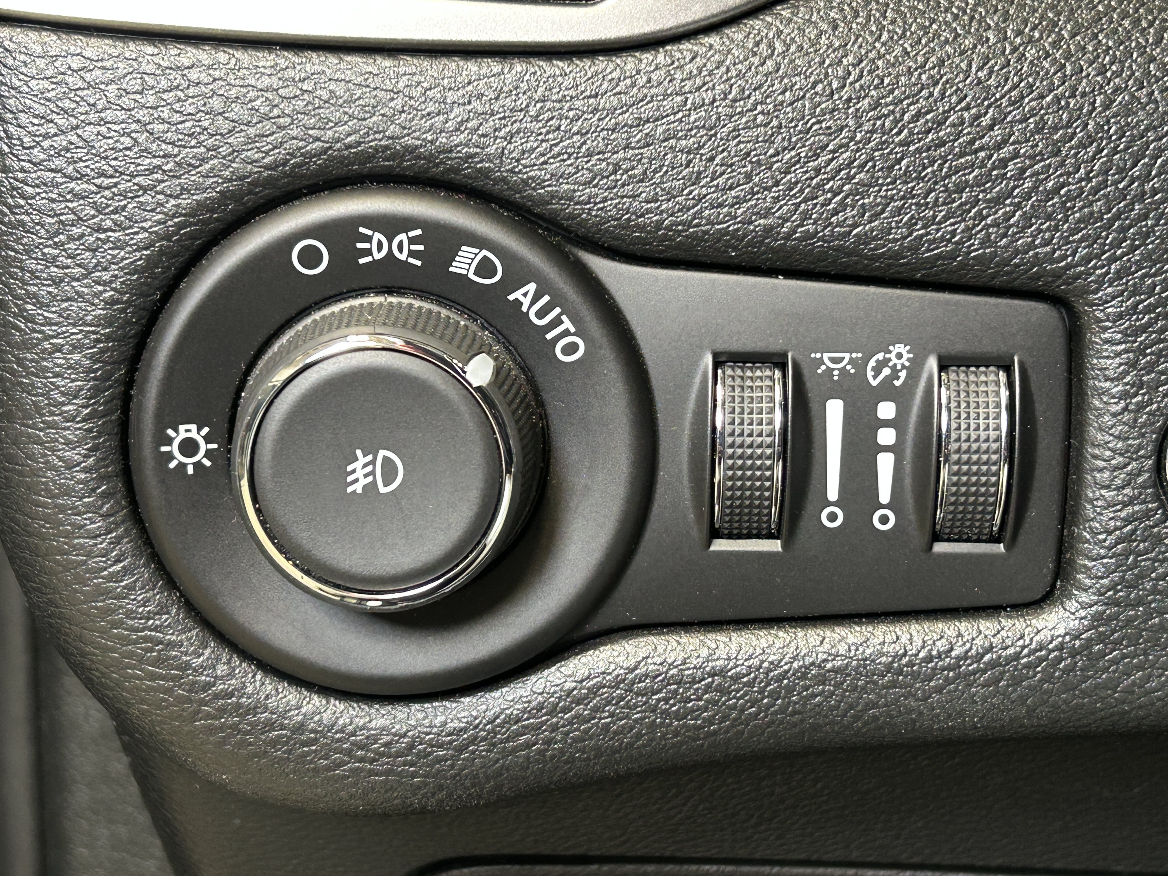 Used 2019 Jeep Cherokee Limited w/ Luxury Group AWD/4WD image 20