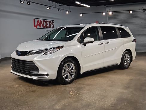 Used 2022 Toyota Sienna Limited FWD image 3