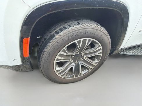 Used 2024 Jeep Wagoneer L Series II w/ Flexible Seating Group AWD/4WD image 9
