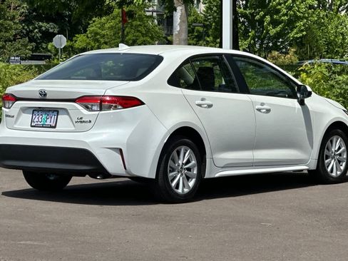 Used 2024 Toyota Corolla LE FWD image 2