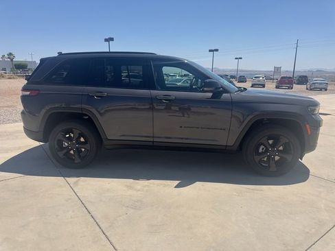 New 2025 Jeep Grand Cherokee Altitude image 7
