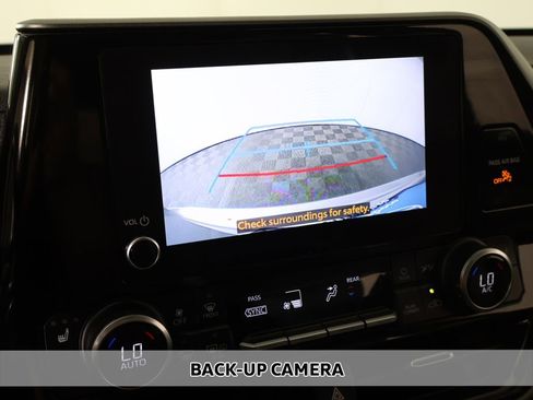 Used 2024 Toyota Highlander XLE AWD/4WD image 6