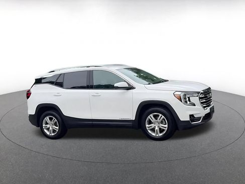 Used 2024 GMC Terrain SLT AWD/4WD image 2