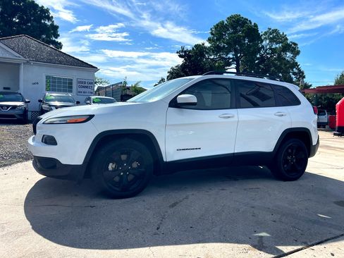Used 2016 Jeep Cherokee Latitude image 2
