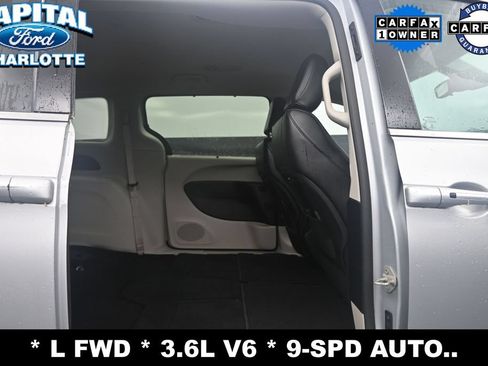 Used 2023 Chrysler Pacifica Touring-L FWD image 11