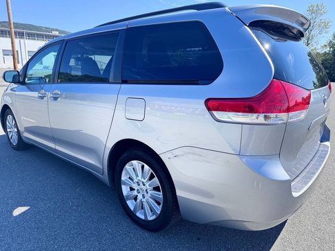 Used 2013 Toyota Sienna XLE AWD/4WD image 12