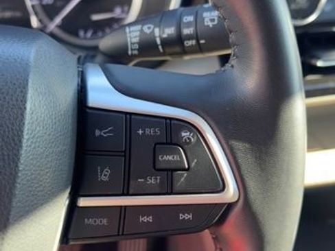 Used 2022 Toyota Highlander XLE image 12