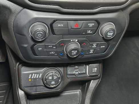 Used 2023 Jeep Renegade Trailhawk AWD/4WD image 31