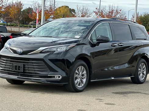 Used 2024 Toyota Sienna XLE image 8