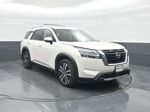 Used 2024 Nissan Pathfinder Platinum FWD image 8