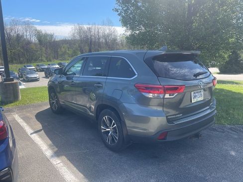 Used 2019 Toyota Highlander Plus AWD/4WD image 3