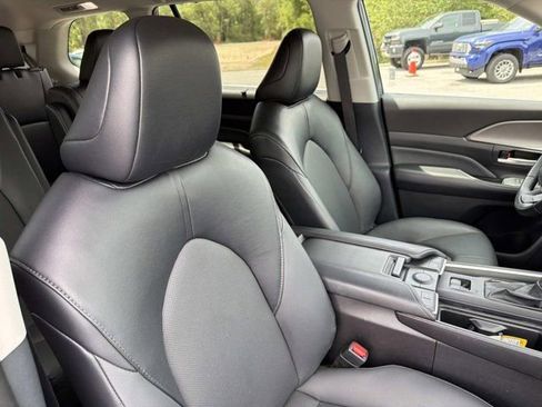 Certified 2025 Toyota Grand Highlander FWD image 17